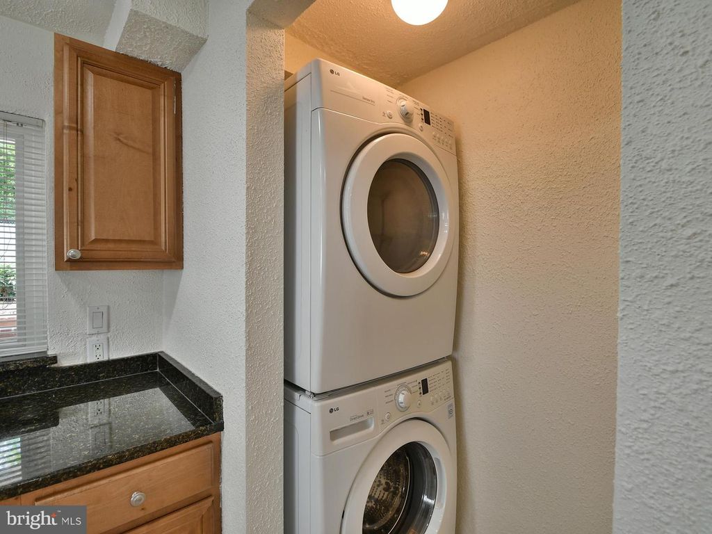 Image 39 of property listing at 9823 SINGLETON DR, Bethesda, MD 20817