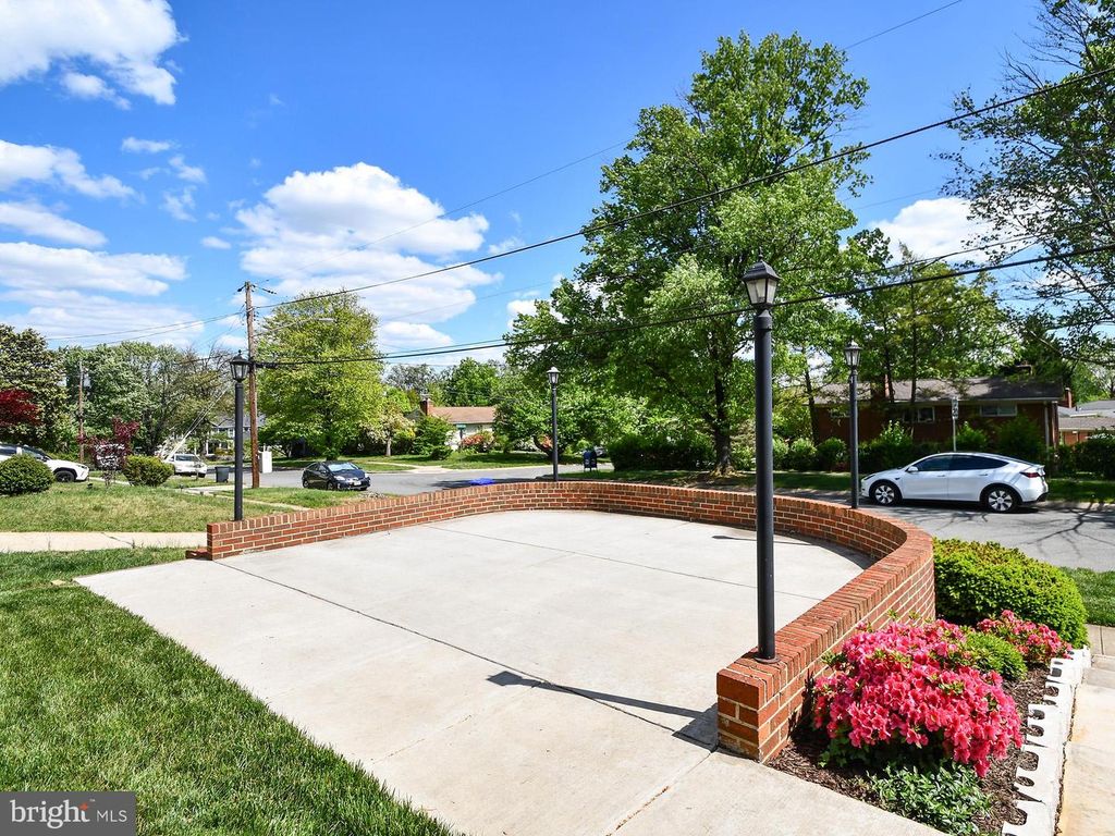 Image 4 of property listing at 9823 SINGLETON DR, Bethesda, MD 20817