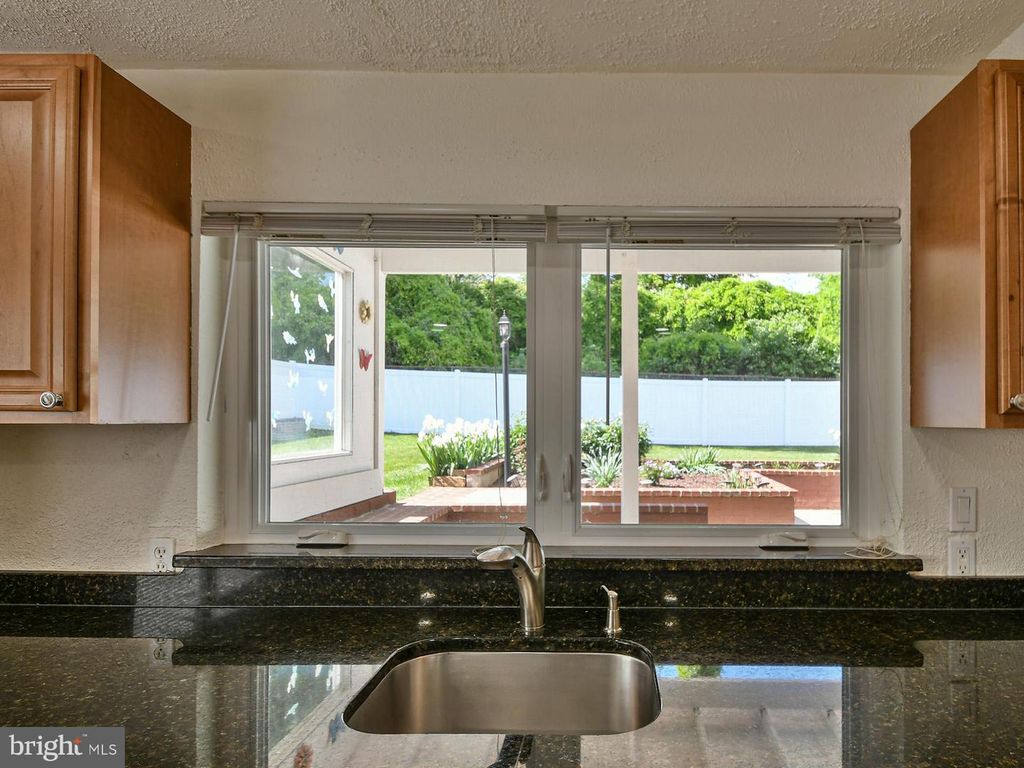 Image 40 of property listing at 9823 SINGLETON DR, Bethesda, MD 20817