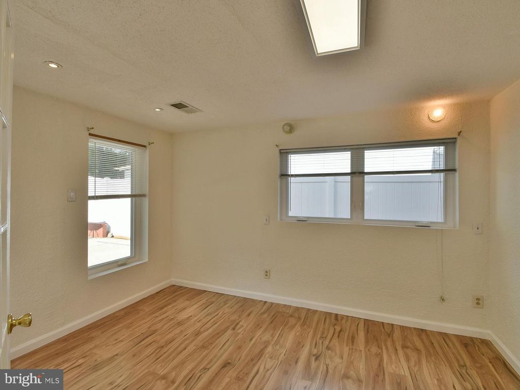 Image 41 of property listing at 9823 SINGLETON DR, Bethesda, MD 20817