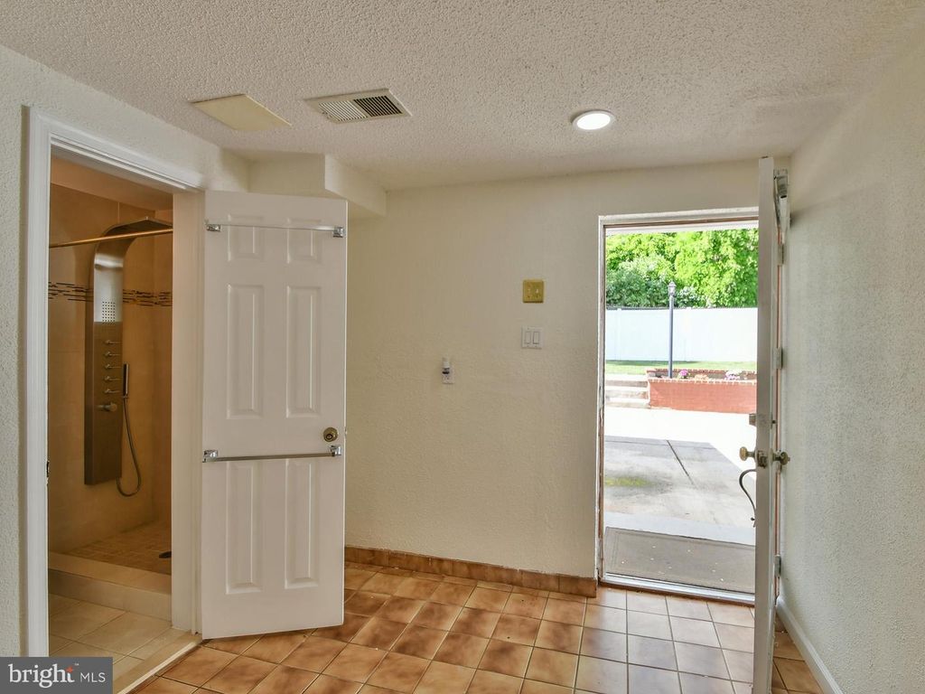 Image 42 of property listing at 9823 SINGLETON DR, Bethesda, MD 20817