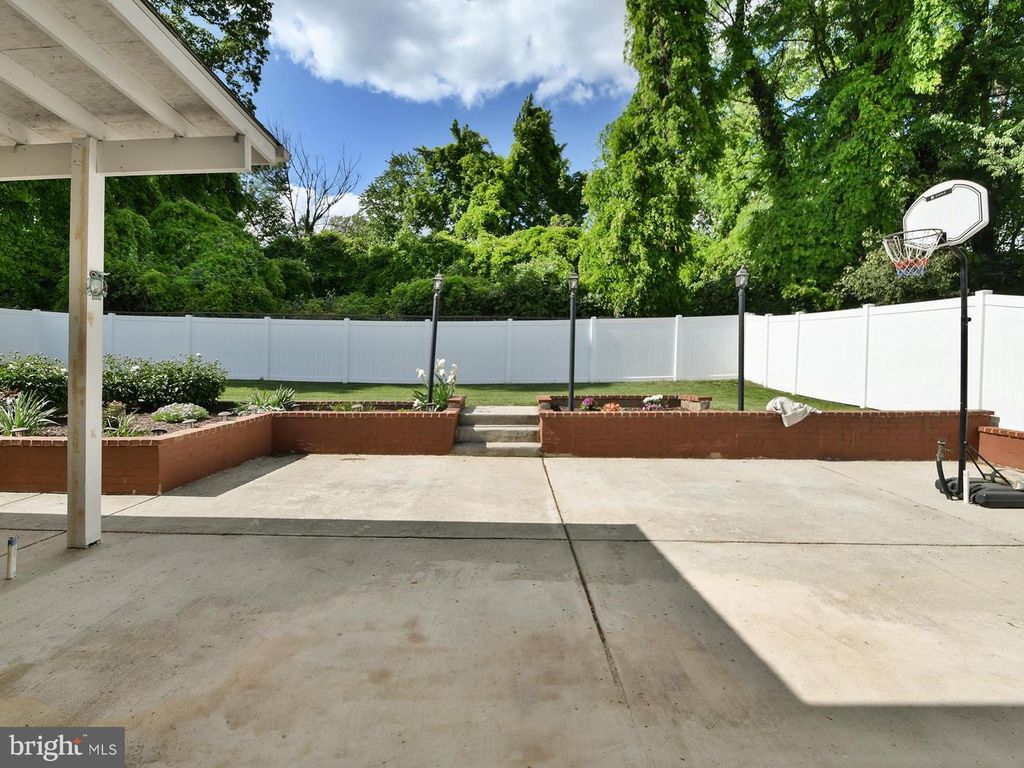 Image 45 of property listing at 9823 SINGLETON DR, Bethesda, MD 20817