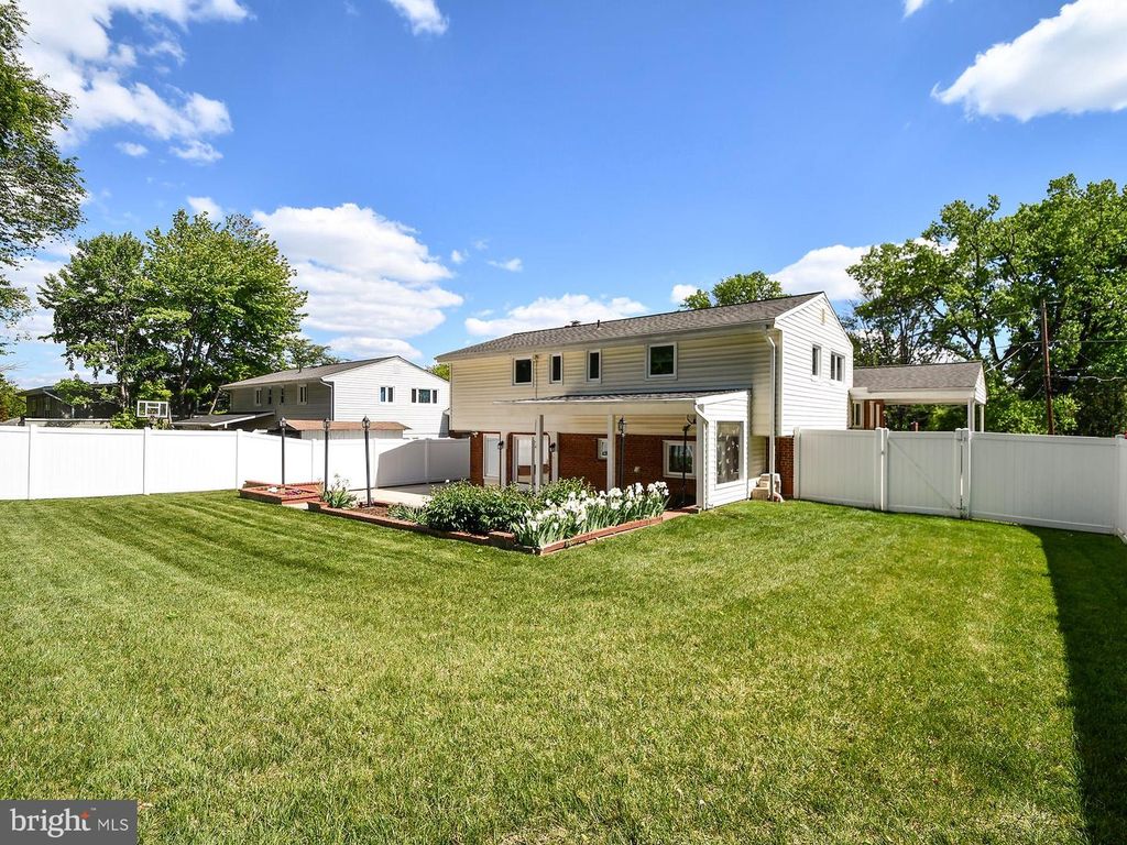 Image 7 of property listing at 9823 SINGLETON DR, Bethesda, MD 20817
