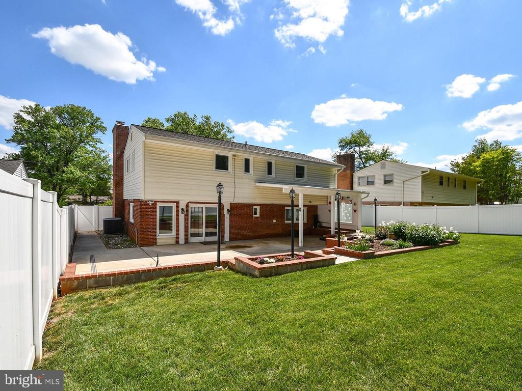 Image 8 of property listing at 9823 SINGLETON DR, Bethesda, MD 20817
