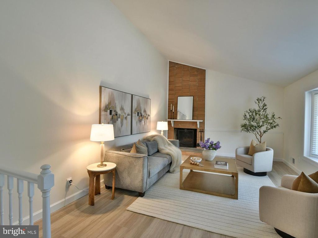 Image 9 of property listing at 9823 SINGLETON DR, Bethesda, MD 20817