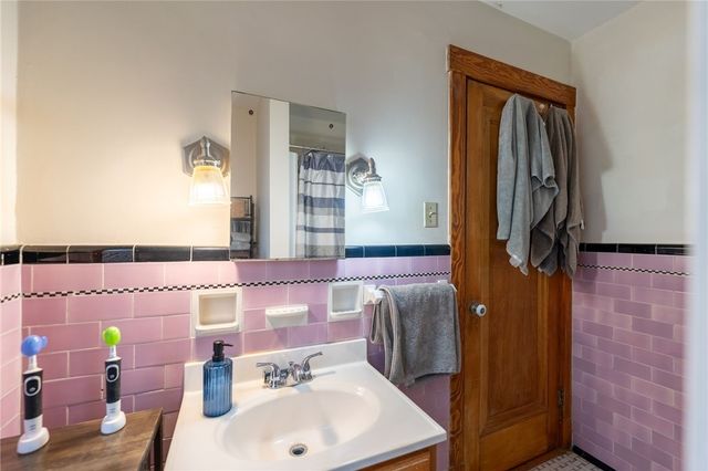 125 Bellevue Ave, West View, PA 15229
