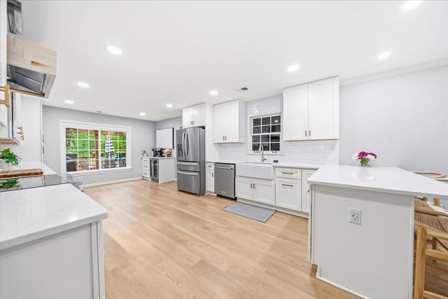 2137 WOODSIDE DR, Germantown, TN 38138