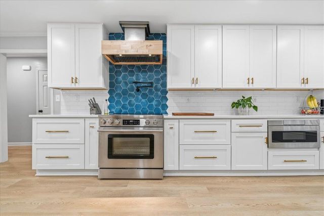 2137 WOODSIDE DR, Germantown, TN 38138