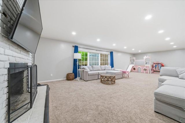 2137 WOODSIDE DR, Germantown, TN 38138