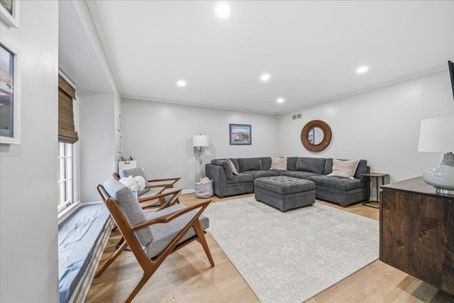 2137 WOODSIDE DR, Germantown, TN 38138