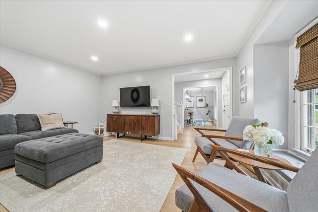 2137 WOODSIDE DR, Germantown, TN 38138