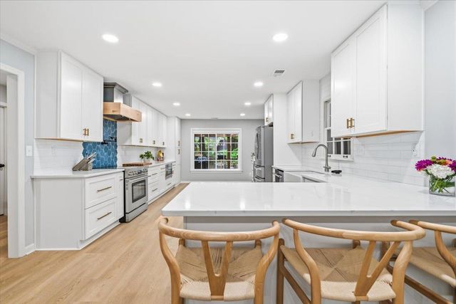 2137 WOODSIDE DR, Germantown, TN 38138