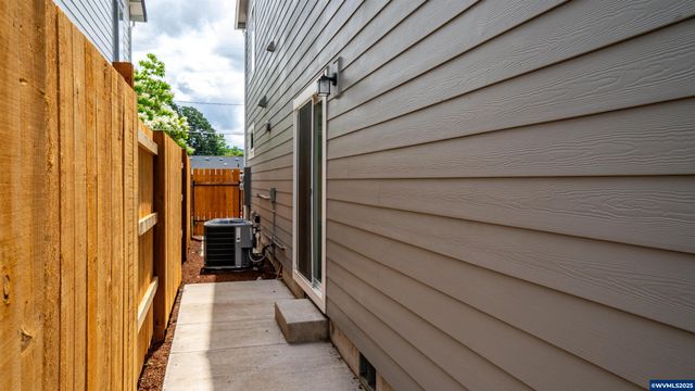 24 & 26 Sand Ridge Ct, Lebanon, OR 97355