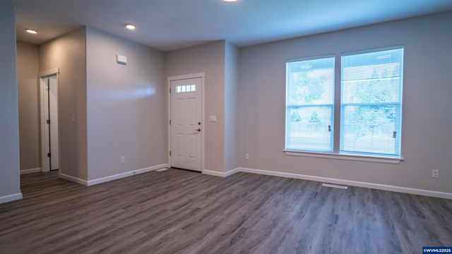 24 & 26 Sand Ridge Ct, Lebanon, OR 97355