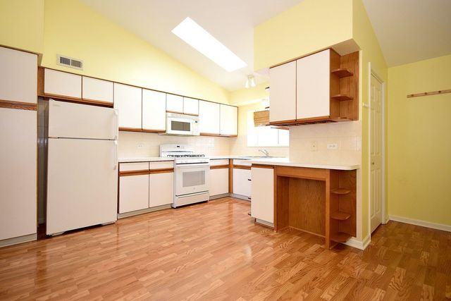 5351 N East River Road 203, Chicago, IL 60656
