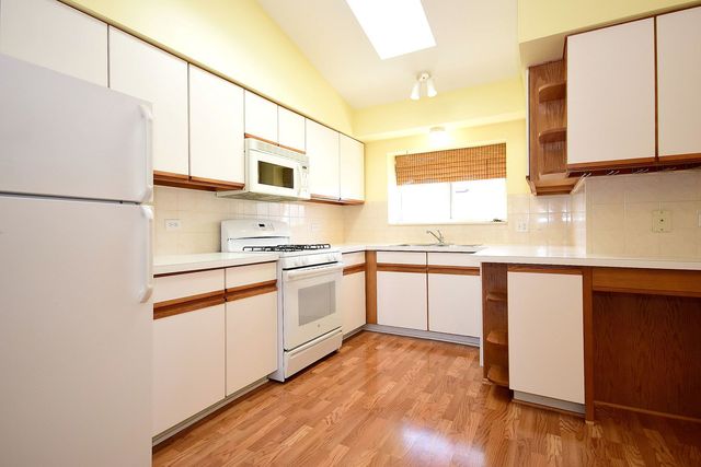5351 N East River Road 203, Chicago, IL 60656