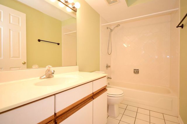 5351 N East River Road 203, Chicago, IL 60656