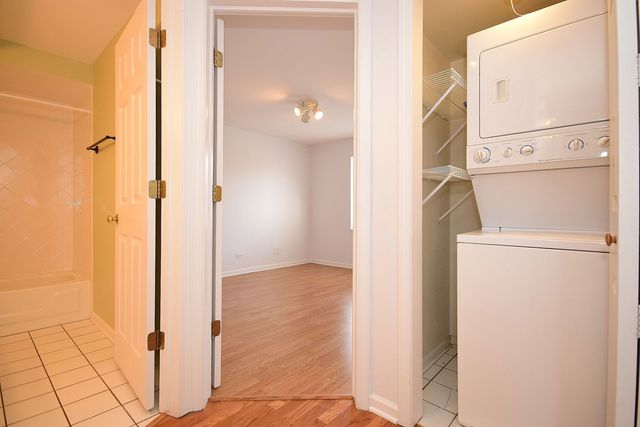 5351 N East River Road 203, Chicago, IL 60656