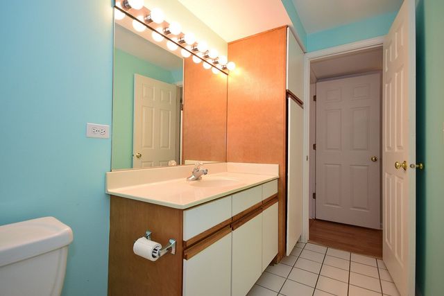 5351 N East River Road 203, Chicago, IL 60656