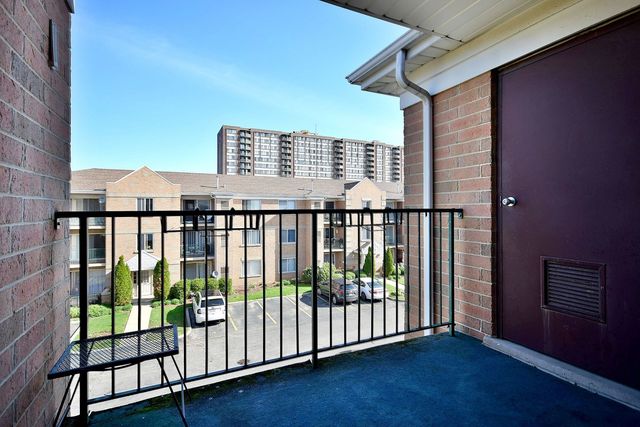 5351 N East River Road 203, Chicago, IL 60656