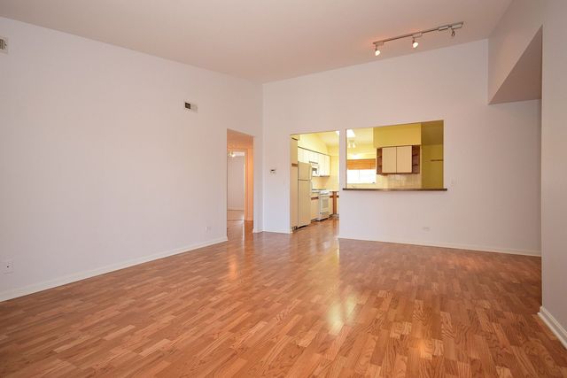 5351 N East River Road 203, Chicago, IL 60656