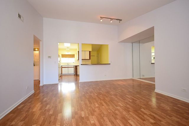 5351 N East River Road 203, Chicago, IL 60656