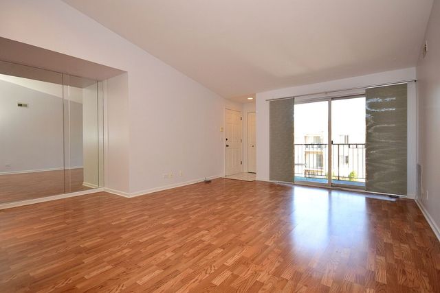 5351 N East River Road 203, Chicago, IL 60656