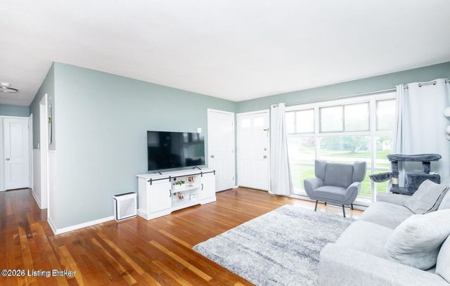 4805 Raven Rd, Louisville, KY 40213