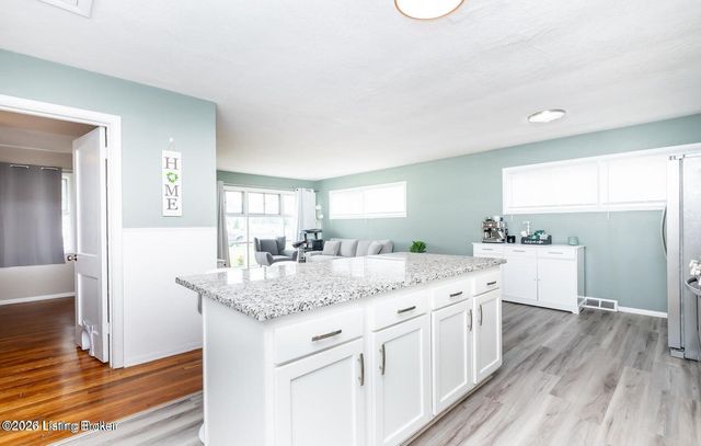 4805 Raven Rd, Louisville, KY 40213