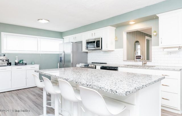 4805 Raven Rd, Louisville, KY 40213