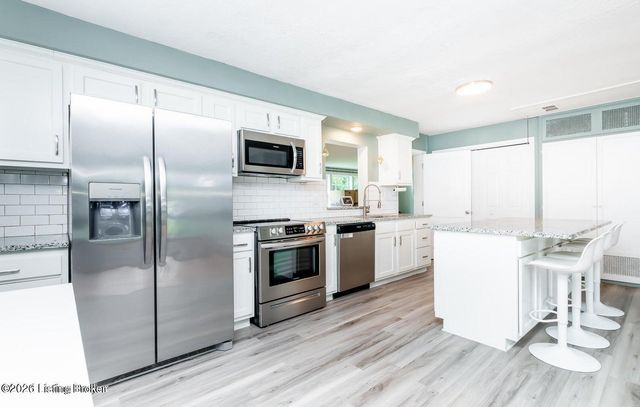 4805 Raven Rd, Louisville, KY 40213