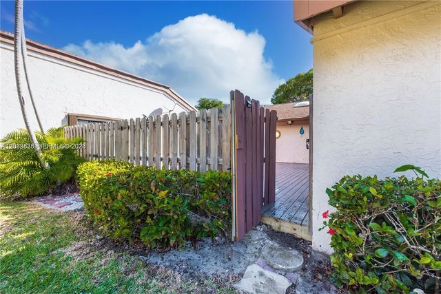 601 Leslie Dr, Hallandale Beach, FL 33009