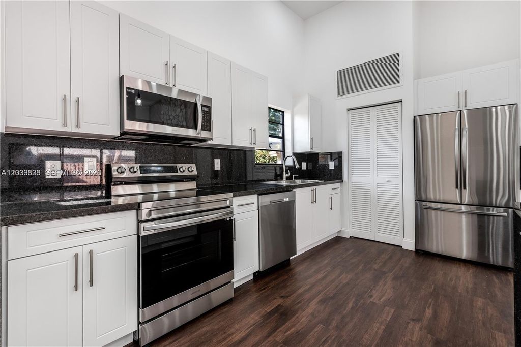 601 Leslie Dr, Hallandale Beach, FL 33009