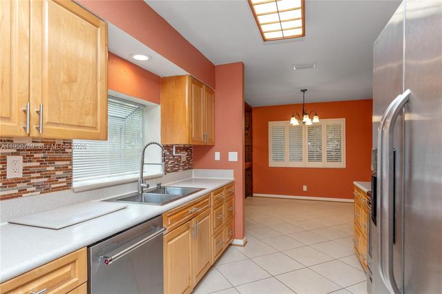 9360 S Chelsea Dr S, Plantation, FL 33324