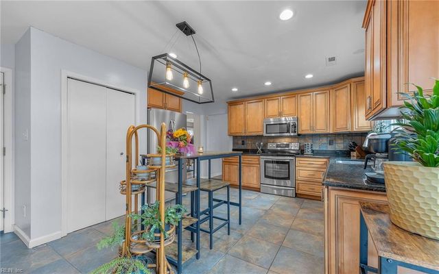 545 Prince Of Wales DR, Virginia Beach, VA 23452