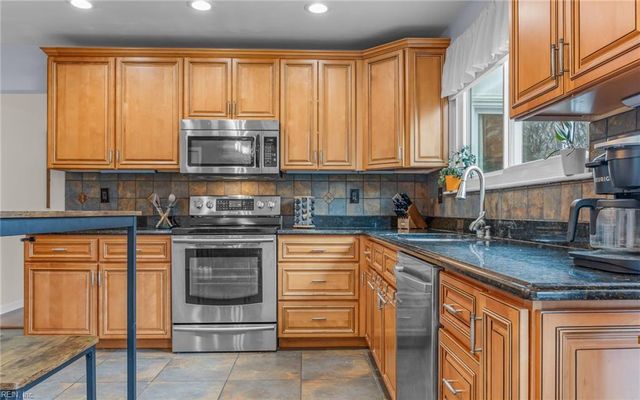 545 Prince Of Wales DR, Virginia Beach, VA 23452