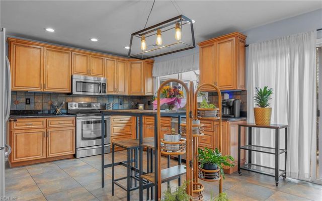 545 Prince Of Wales DR, Virginia Beach, VA 23452