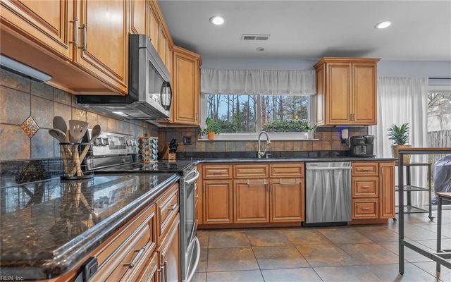 545 Prince Of Wales DR, Virginia Beach, VA 23452