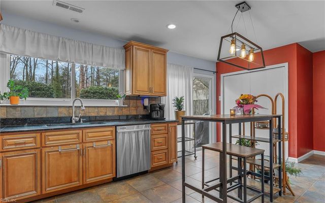 545 Prince Of Wales DR, Virginia Beach, VA 23452