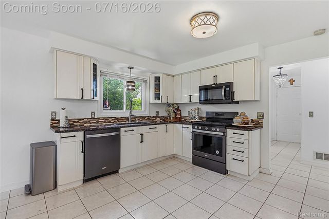 52279 Matterhorn Drive, Macomb Township, MI 48042