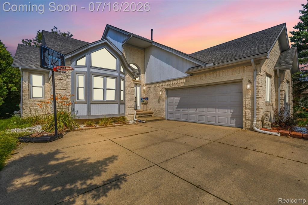 52279 Matterhorn Drive, Macomb Township, MI 48042