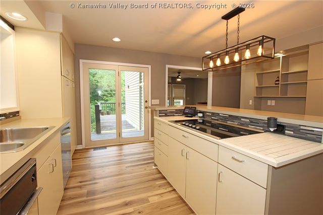 8 Quail Cove Road, Charleston, WV 25314