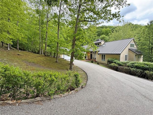 8 Quail Cove Road, Charleston, WV 25314