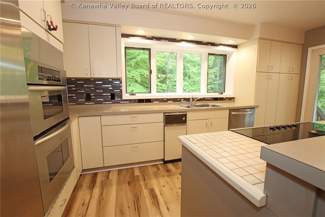 8 Quail Cove Road, Charleston, WV 25314