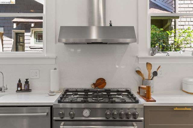 6434 Regent St, Oakland, CA 94618