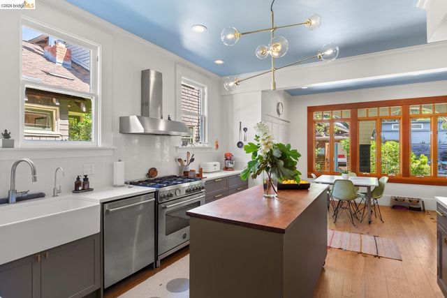 6434 Regent St, Oakland, CA 94618