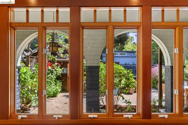 6434 Regent St, Oakland, CA 94618