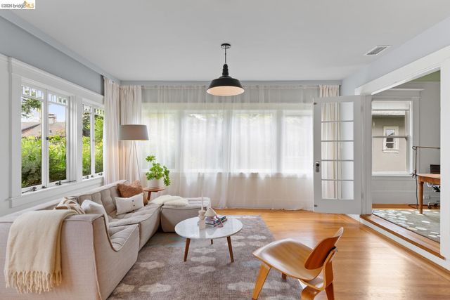 6434 Regent St, Oakland, CA 94618