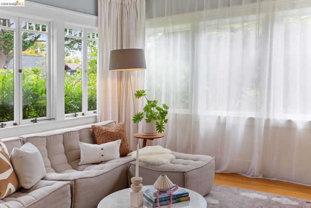 6434 Regent St, Oakland, CA 94618