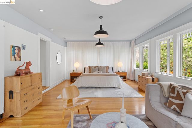 6434 Regent St, Oakland, CA 94618